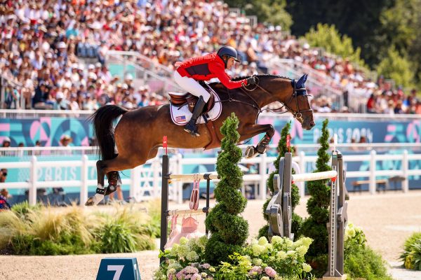 Laura Kraut and Baloutinue go clear in the team jumping qualifier at the 2024 Paris Olympics