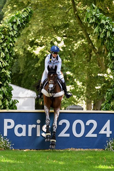 Laura Collett (GBR) and London 52 jump a Paris 2024 Olympics cross-country jump